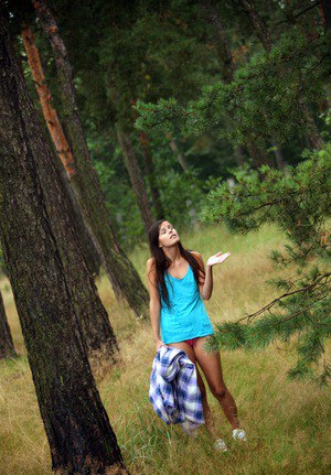 Худая девушка дрочит в лесу