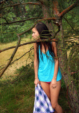 Худая девушка дрочит в лесу